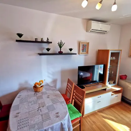 Tonka アパート ムリニ