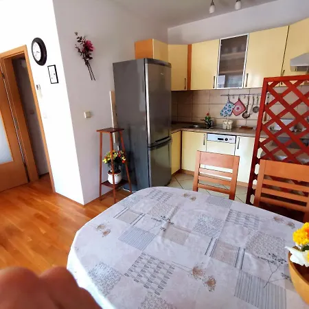 アパート Tonka ムリニ